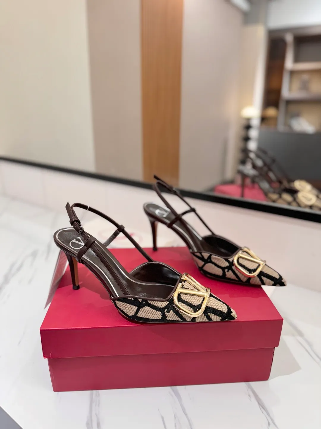 👟👟Ex-factory price 520👟👟 Valentino VALENTINO's latest Valentino GaravaniV logo slingback high heels, with VLogo Signature decoration - Platinum tone VLogoSignature decoration ♡Elegant style, creating a different feeling! ♡It is an indispensable shoe in your shoe cabinet! ♡Simple temperament style, the highest version on the market♡ ◆ Material: Woolen cloth material◆ ◆ Lining and feet: imported goatskin◆ ◆ Outsole: Italian genuine leather outsole ◆ ◆ Heel height: ❽𝙘𝙢 ◆ ♡ show bdetails ♡ ———————————— ◢size. |35-39 (34.40 41 42 customized)◣